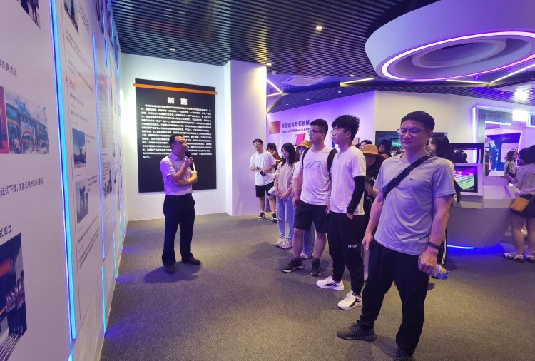 湖南大学百人师生团队莅临铁拓机械参观指导